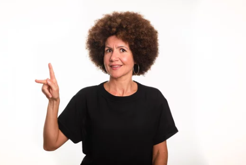 mulher fazendo a letra K na linguagem brasileira de sinais no Curso de Libras Online com certificado: capacitação rápida e alta demanda no mercado de trabalho
