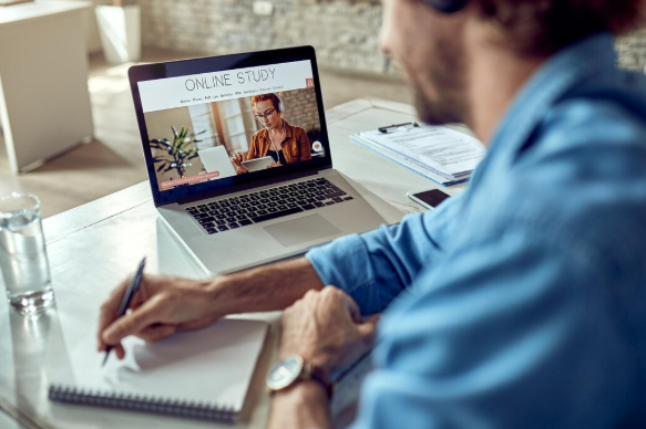 A dúvida ainda é comum: cursos online valem a pena? Em 2026, essa pergunta ficou ainda mais importante porque o mercado de trabalho se tornou mais dinâmico, mais competitivo e mais exigente.